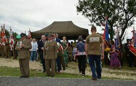 Delegacje składają wiązanki kwiat&oacute;w pod pomnikiem w Olesznie