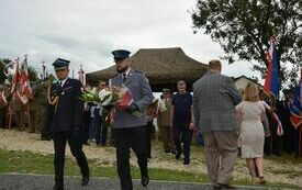 Delegacje składają wiązanki kwiat&oacute;w pod pomnikiem w Olesznie