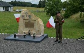 Głos przy pomniku zabiera jeden z kombatant&oacute;w