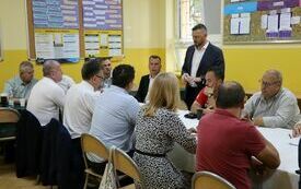 Dyrektor ZOZ m&oacute;wi zgromadzonym w sali o potrzebie zakupu nowej karetki