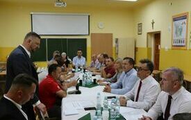 Dyrektor ZOZ m&oacute;wi zgromadzonym w sali o potrzebie zakupu nowej karetki