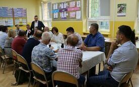Dyrektor ZOZ m&oacute;wi zgromadzonym w sali o potrzebie zakupu nowej karetki