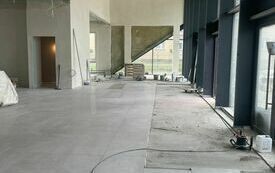 Wnętrze budowanej hali sportowej