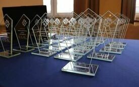 Statuetki wręczane uczestnikom Szkoły Dyplomacji