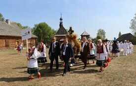 Silna delegacja z Powiatu Włoszczowskiego  na XXIV Dożynkach Wojew&oacute;dzkich w Tokarni 19