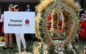 Silna delegacja z Powiatu Włoszczowskiego  na XXIV Dożynkach Wojew&oacute;dzkich w Tokarni 25