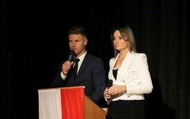 Dw&oacute;jka konferansjer&oacute;w przedstawia dalszy program uroczystości
