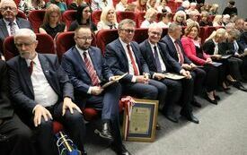 Zaproszeni goście siedzą w pierwszym rzędzie na widowni domu kultury