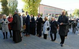 Uczestnicy uroczystości wchodzą do Domu Kultury