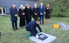 Następuje uroczyste wkopanie kapsuły czasu