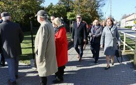 Uczestnicy uroczystości wchodzą na plac szkolny