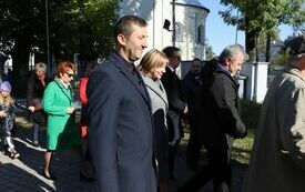 Uczestnicy uroczystości wychodzą z placu kościelnego