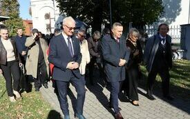 Uczestnicy uroczystości wychodzą z placu kościelnego
