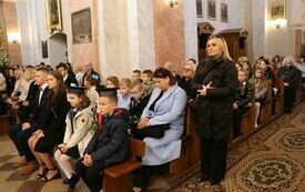 Wierni siedzą w ławach kościelnych