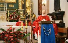 Ksiądz odprawia mszę świętą