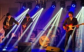 Zesp&oacute;ł występuje na scenie