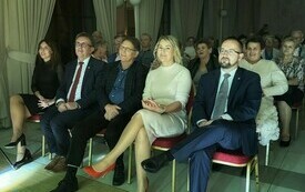 Organizatorzy koncertu i zaproszeni goście siedzą w pierwszym rzędzie przed sceną