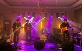 Zesp&oacute;ł występuje na scenie