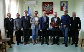Wsp&oacute;lne zdjęcie Zarządu Powiatu Włoszczowskiego ze stronami podpisującymi umowę