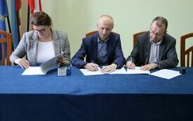 Strony podpisują umowę