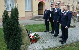 Zarząd Powiatu Włoszczowskiego składa kwiaty pod pomnikiem znajdującym się przed budynkiem Starostwa