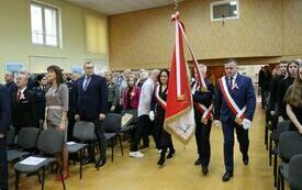 Następuje wprowadzenie na salę sztandaru Powiatu Włoszczowskiego