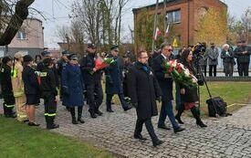 Delegacja Powiatu Włoszczowskiego składa kwiaty przed pomnikiem