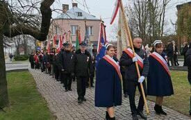 Poczty sztandarowe wchodzą na plac przed Pomnikiem Niepodległości