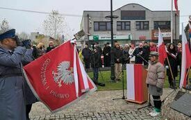 Poczty sztandarowe wchodzą na plac przed Pomnikiem Niepodległości