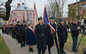 Poczty sztandarowe wchodzą na plac przed Pomnikiem Niepodległości