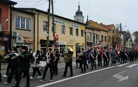 Przemarsz uczestnik&oacute;w uroczystości ulicami miasta pod Pomnik Niepodległości