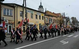 Przemarsz uczestnik&oacute;w uroczystości ulicami miasta pod Pomnik Niepodległości