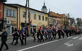 Przemarsz uczestnik&oacute;w uroczystości ulicami miasta pod Pomnik Niepodległości