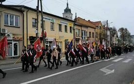 Przemarsz uczestnik&oacute;w uroczystości ulicami miasta pod Pomnik Niepodległości