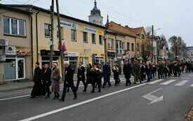 Przemarsz uczestnik&oacute;w uroczystości ulicami miasta pod Pomnik Niepodległości