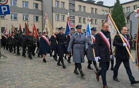 Wymarsz poczt&oacute;w sztandarowych sprzed Urzędu Gminy Włoszczowa do kościoła