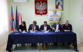 Umowę podpisują przedstawiciele Powiatu Wloszczowskiego i Gminy Włoszczowa