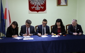 Umowe podpisuja przedstawiciele Powiatu Włoszczowskiego i Gminy Kluczewsko