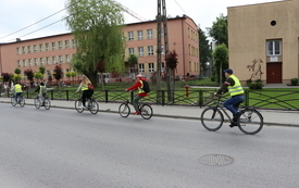 Przejazd os&oacute;b biorących udział w rajdzie ulicą Wiśniową, obok budynku Starostwa Powiatowego