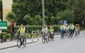 Przejazd os&oacute;b biorących udział w rajdzie ulicą Wiśniową, obok budynku Starostwa Powiatowego