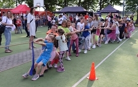 Konkurencja przeciagania liny - ciągnie drużyna dzieci