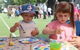 Malujące dzieci w strefie &quot;plastycznej&quot;