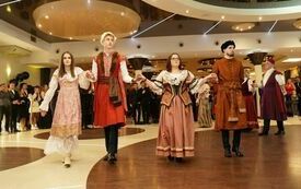 Polonez w strojach z epoki hetmana Stefana Czarnieckiego na studni&oacute;wce ZS nr 2 12