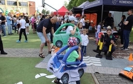 Dzieci bawią się na stoisku Komendy Powiatowej Policji we Włoszczowie