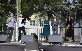 Prowadzący i tłumacz na język ukraiński przedstawiają organizatorów imprezy