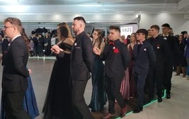 W minioną sobotę maturzyście ze &bdquo;Staszica&rdquo; bawili się na studni&oacute;wce 19