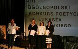 Dyrektor I LO wręcza podziękowania komisji konkursowej