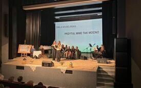 Uczennice odczytują na scenie nagrodzone wiersze
