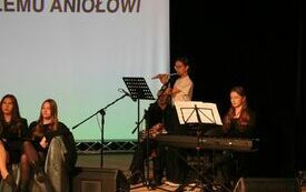 Na scenie uczennica gra na klarnecie