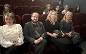W sali kinowej Domu Kultury, w pierwszym rzędzie siedzą organizatorzy konkursu i zaproszeni goście